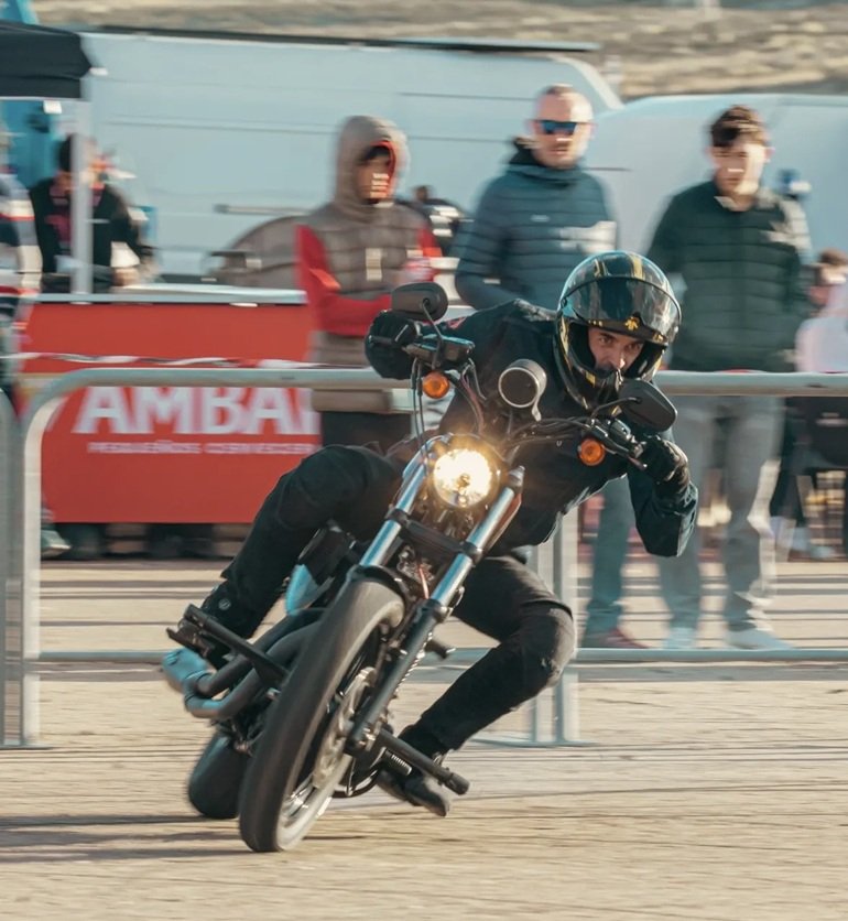 Exhibición Stunt de Edu Rodríguez. MotoClub KASTRIELLO